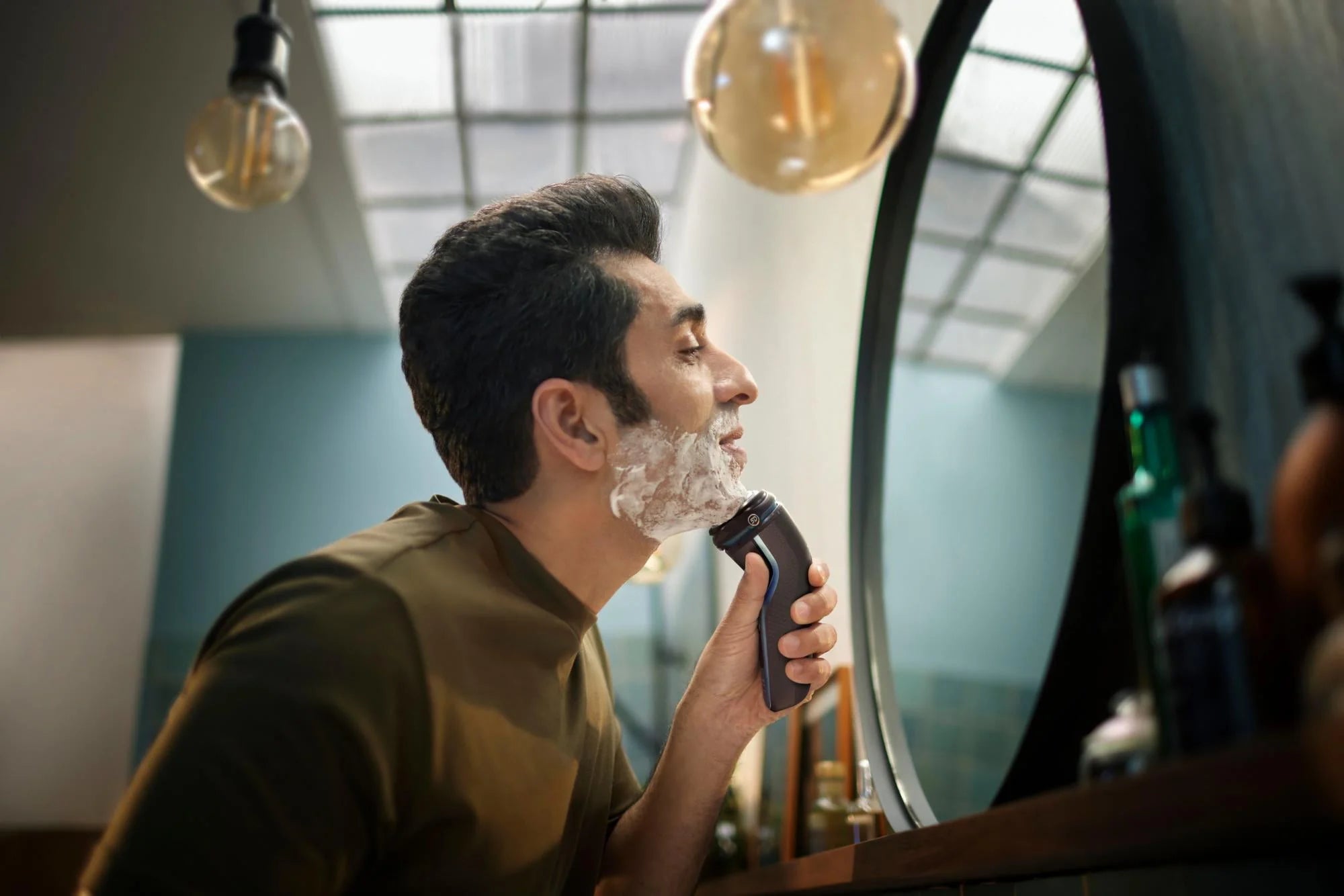 Rechargeable Wet & Dry Electric Shaver with Pop-Up Trimmer and Storage Pouch A314